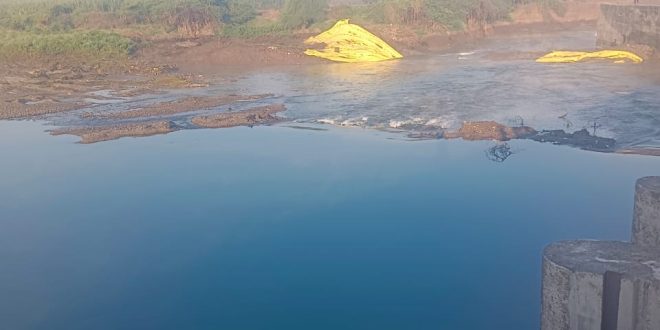 कुक्कडगाव येथील सिंदपणा नदीपात्रातील बंधारा पुन्हा फुटला; शेतकरी चिंताग्रस्त